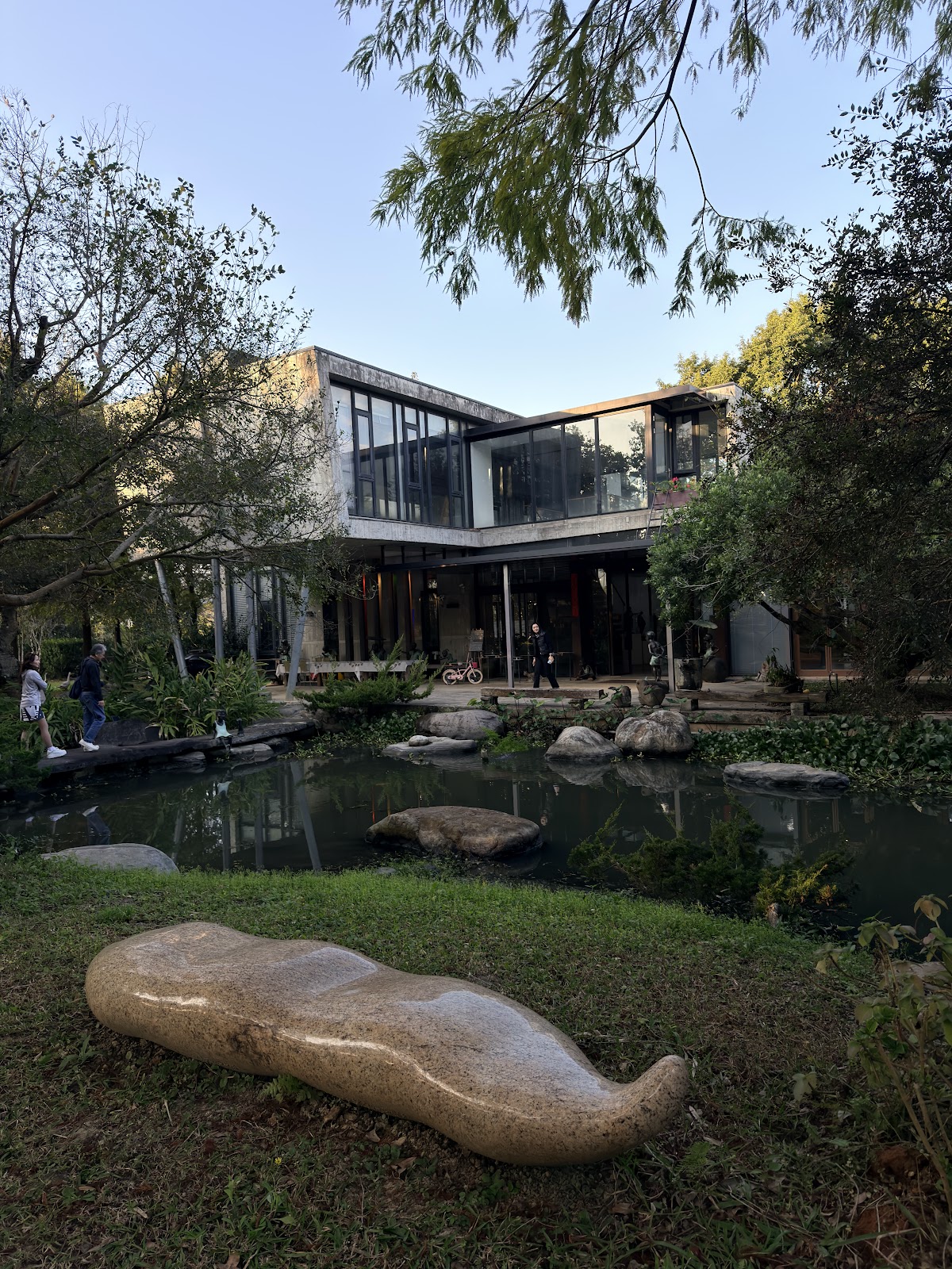 余燈銓美術館清水模建築與庭院水池雕塑