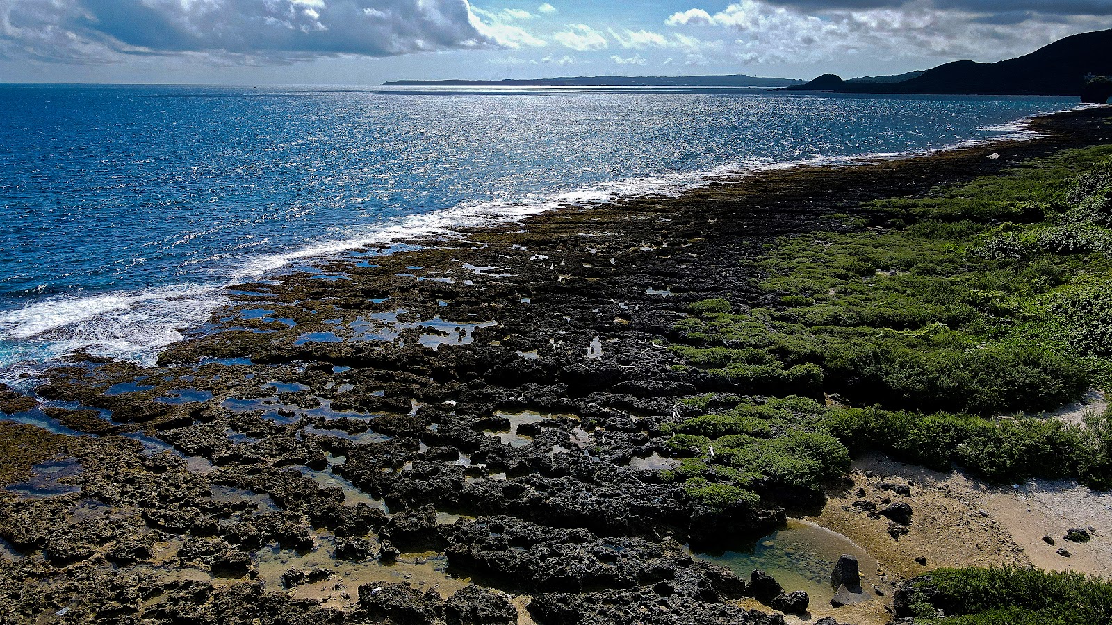 香蕉灣礁石海岸海浪拍打台東