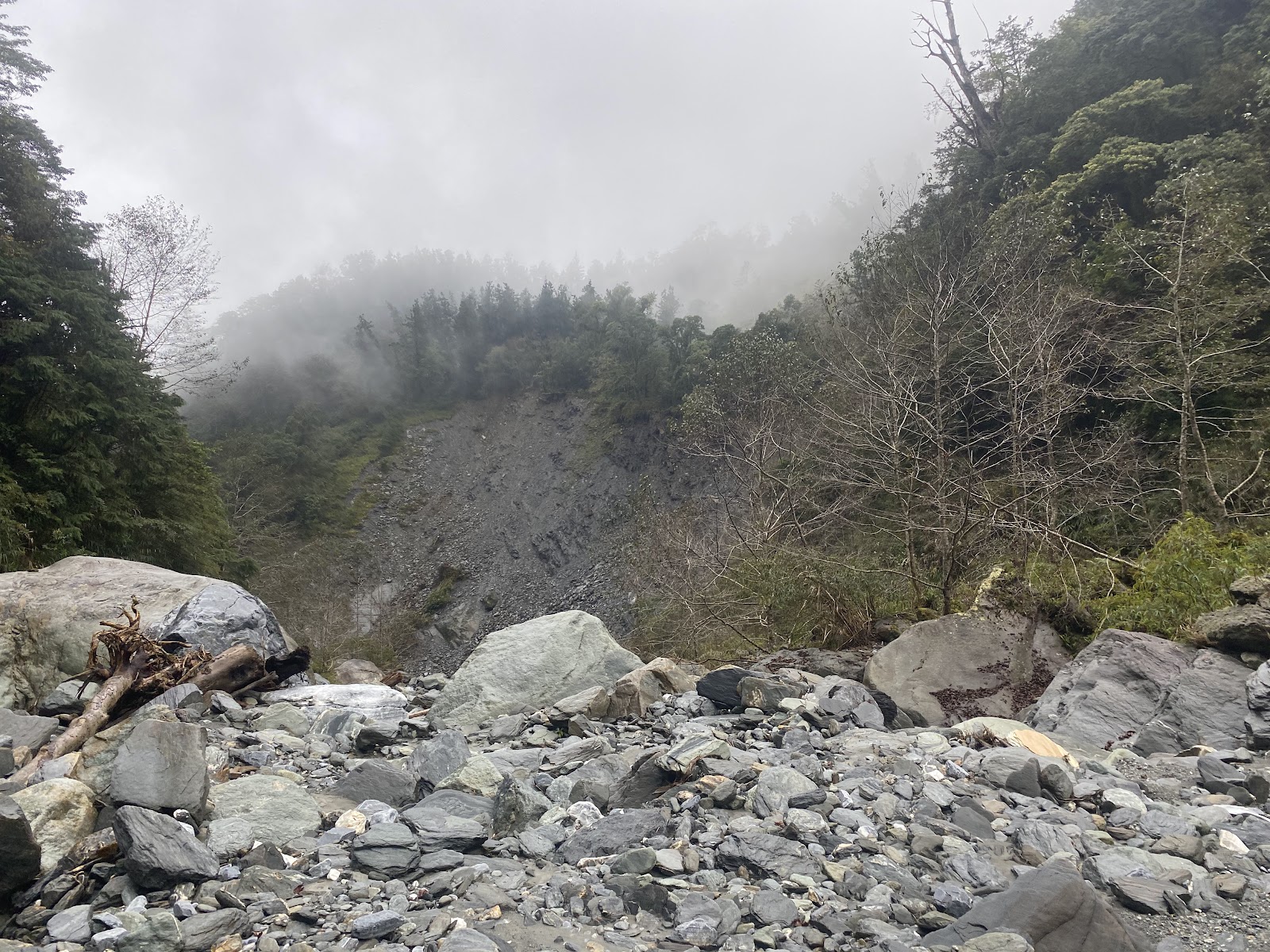 拉庫拉庫溪溪谷礫石灘與崩塌山壁，霧氣繚繞