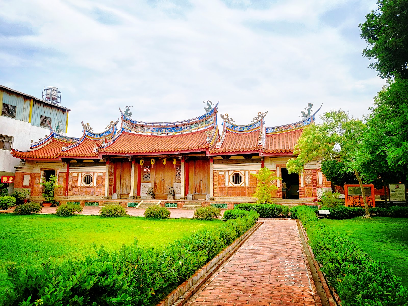 磺溪書院正面庭院全景，台中大肚古蹟書院