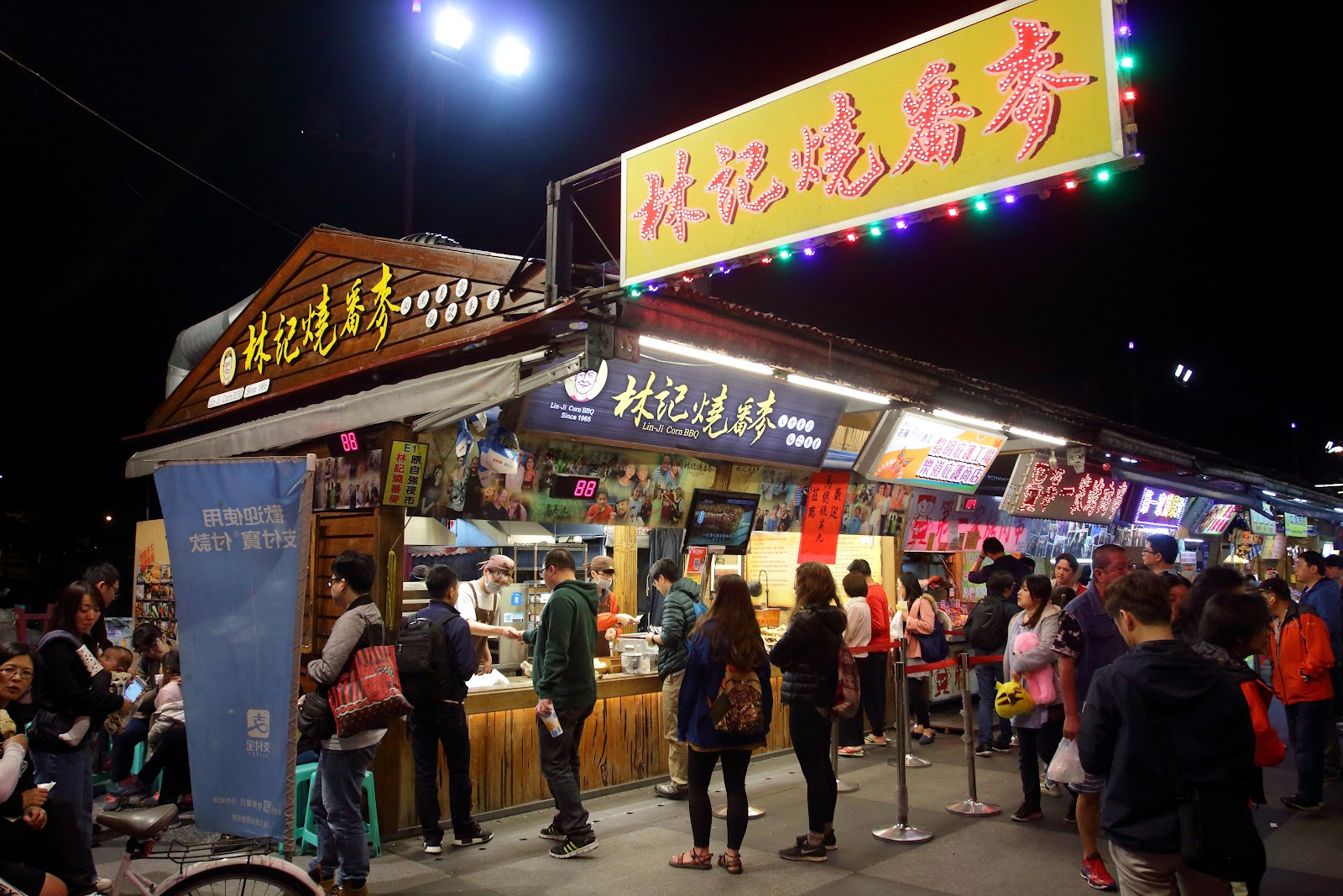 花蓮東大門夜市林記燒番麥攤位,長長排隊人龍
