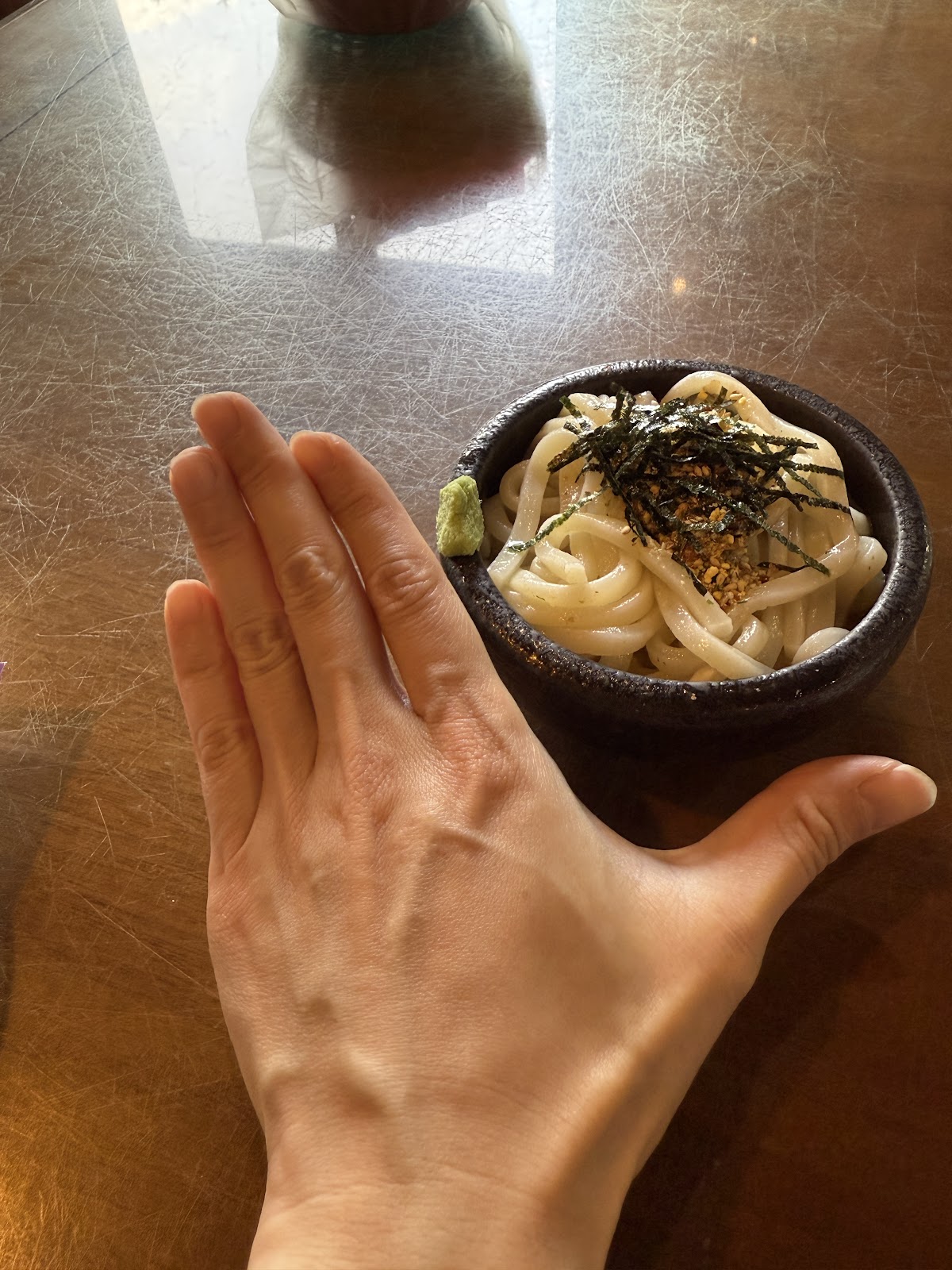 野宴食堂招牌烏龍冷麵,配上芥末與海苔絲