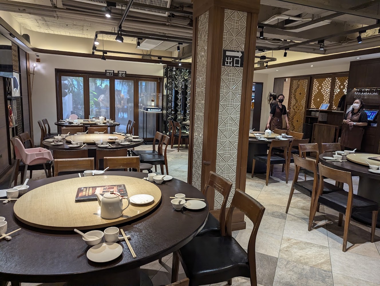 金蓬萊餐廳內部圓桌用餐空間