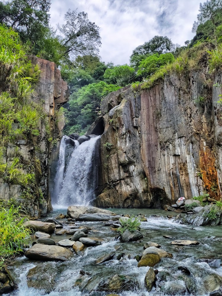 夢谷瀑布與山谷溪流景色