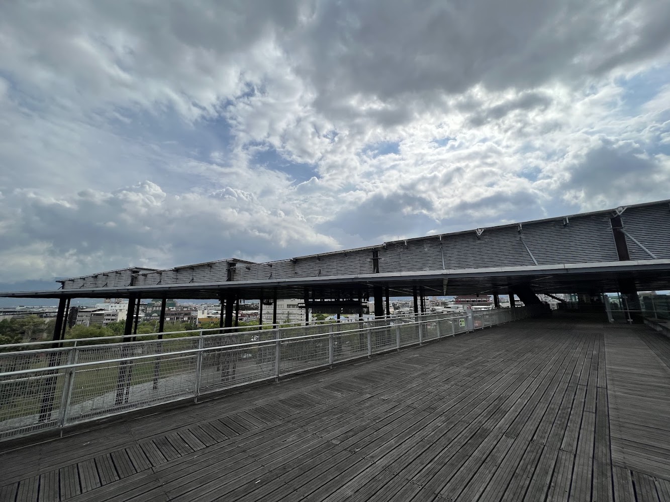 羅東文化工場木棧道與金屬欄杆
