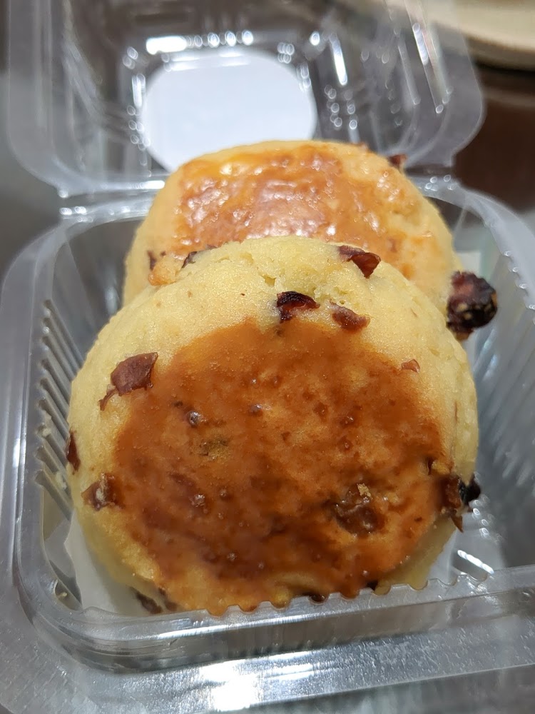 兩顆烘焙糕點放在透明盒中