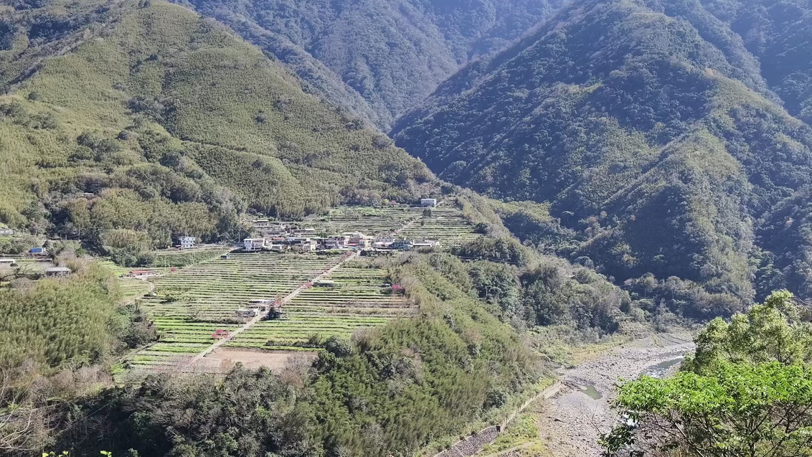 山坡上梯田耕地蜿蜒溪流環繞部落
