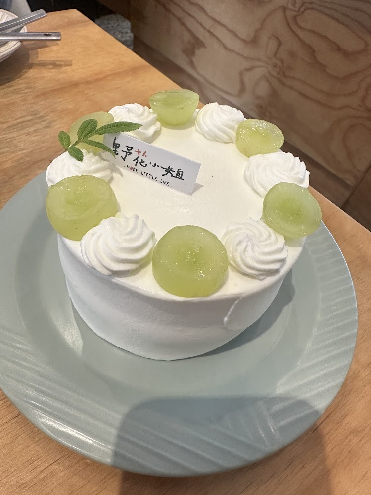 鮮奶油與綠葡萄裝飾的圓形蛋糕