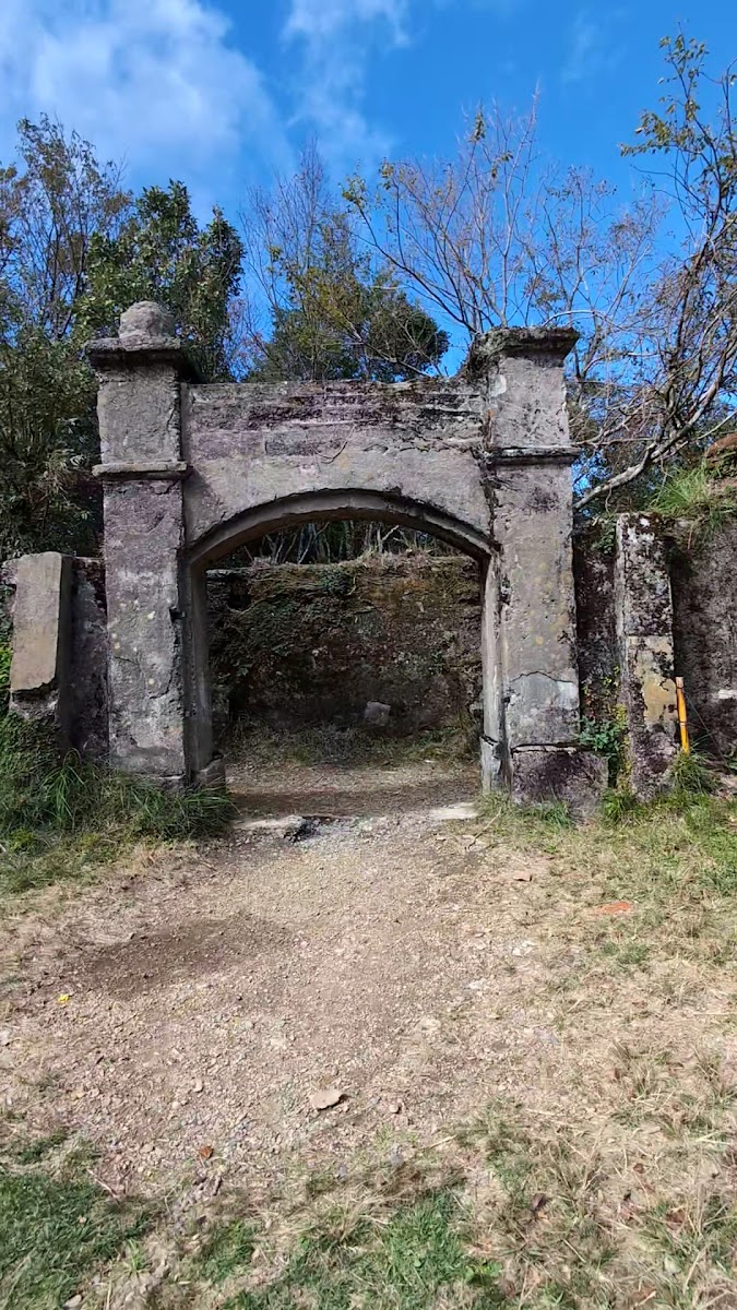 李崠山古堡拱形石門藍天白雲