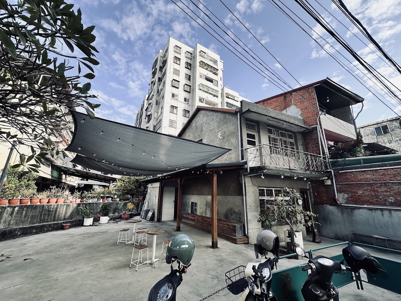 Subi coffee&bakery 前院與戶外座位