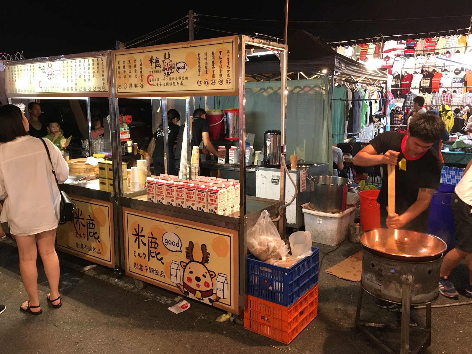 米鹿手調飲品攤,攤主用大木棒攪拌銅鍋,旁邊全脂鮮奶