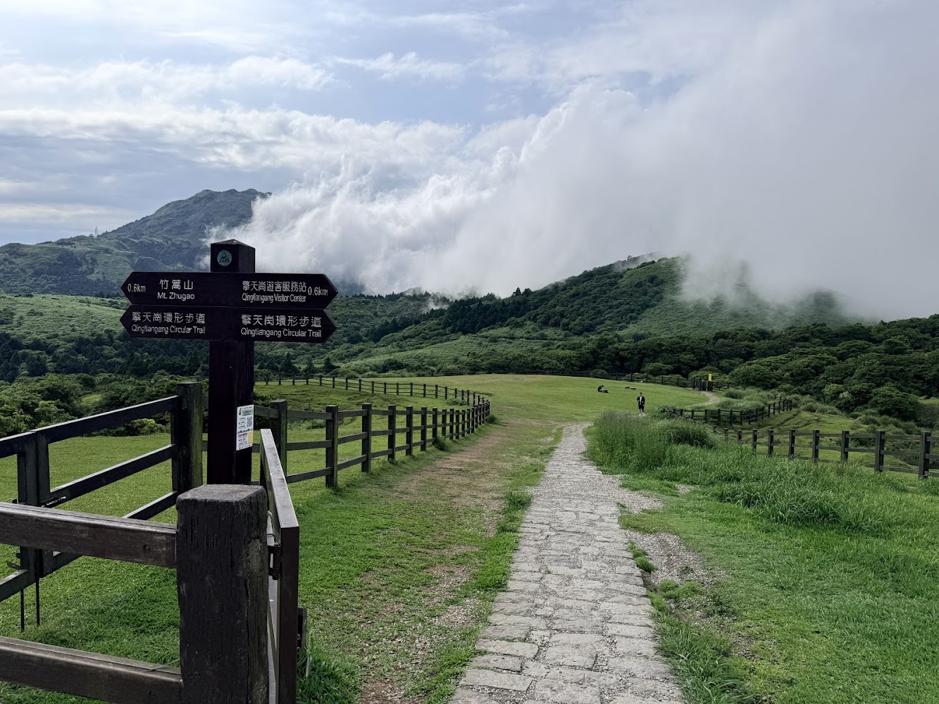 石板步道通往草原深處,左側有登山路標