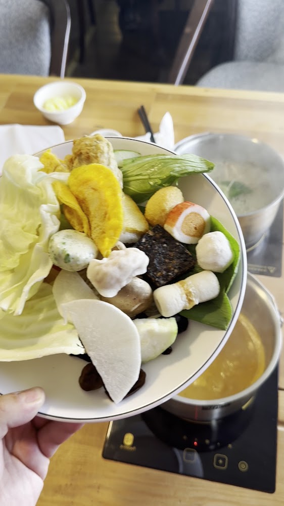 火鍋蔬菜盤包含高麗菜玉米菇類與丸子