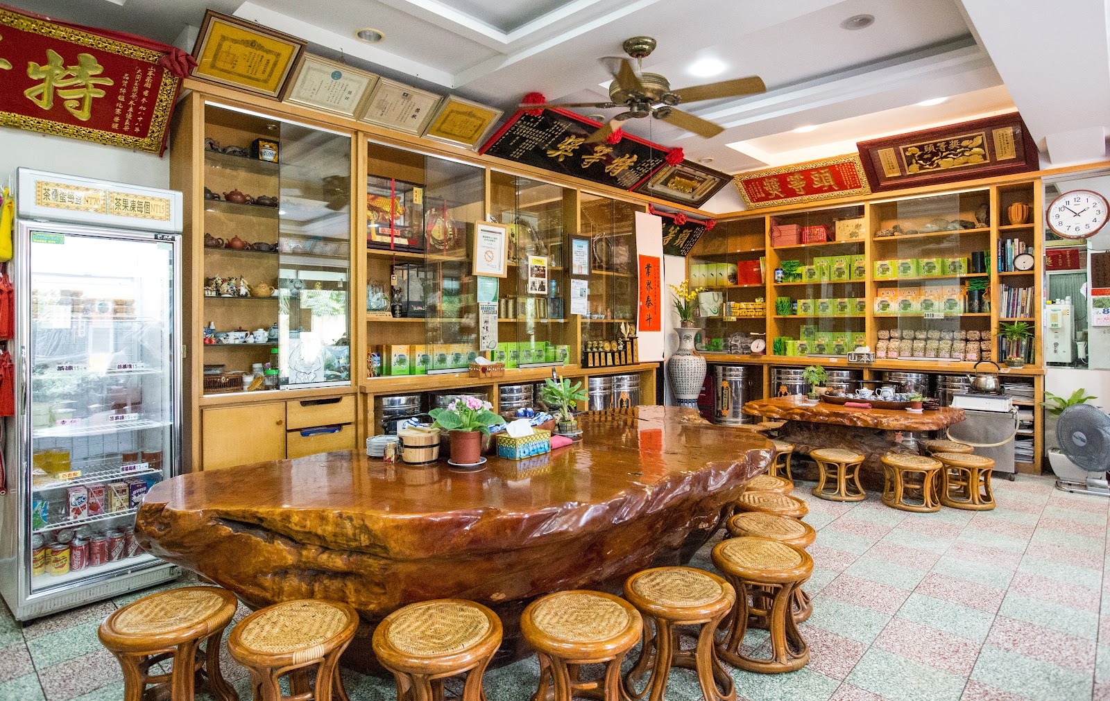 山本茶園店內以整塊原木打造的茶桌，牆上掛滿多年參賽獲獎的獎牌