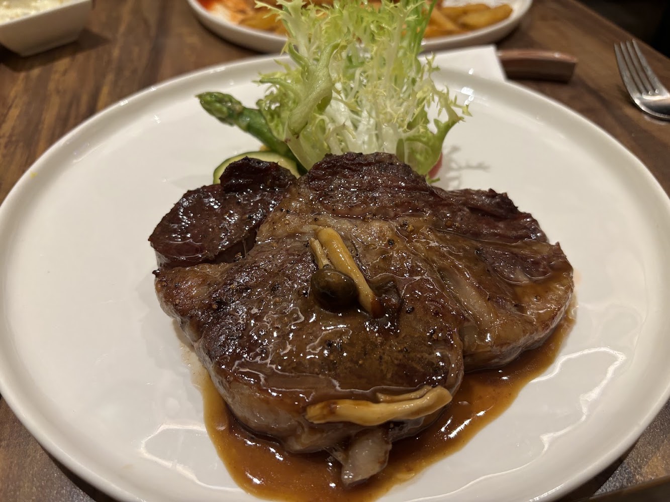 藍鵲閣牛排主餐搭配沙拉與蘆筍