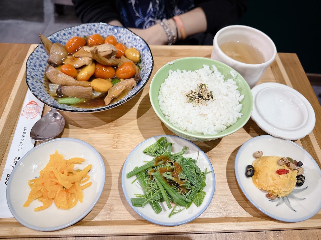 多樣小菜與湯品套餐