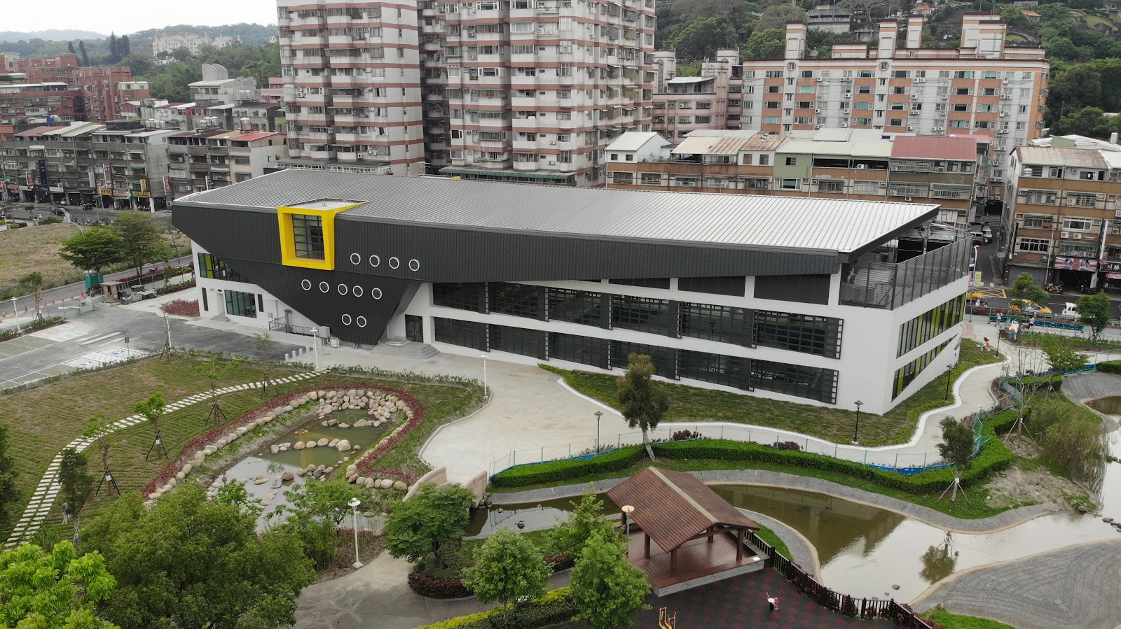 洲子洋公園空拍運動中心與步道全景