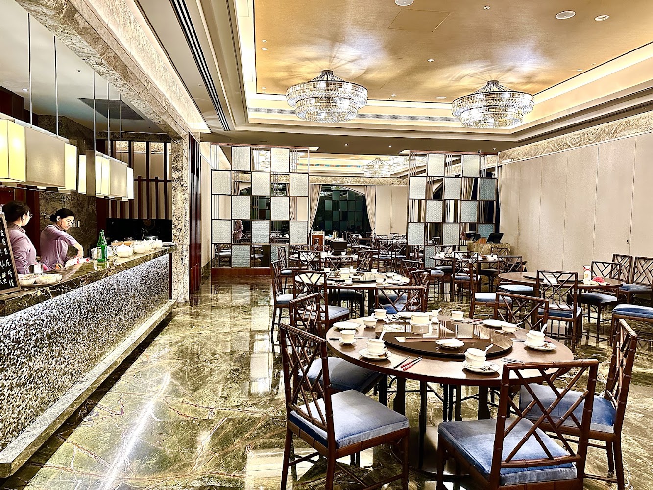 米香台菜餐廳寬敞明亮用餐環境