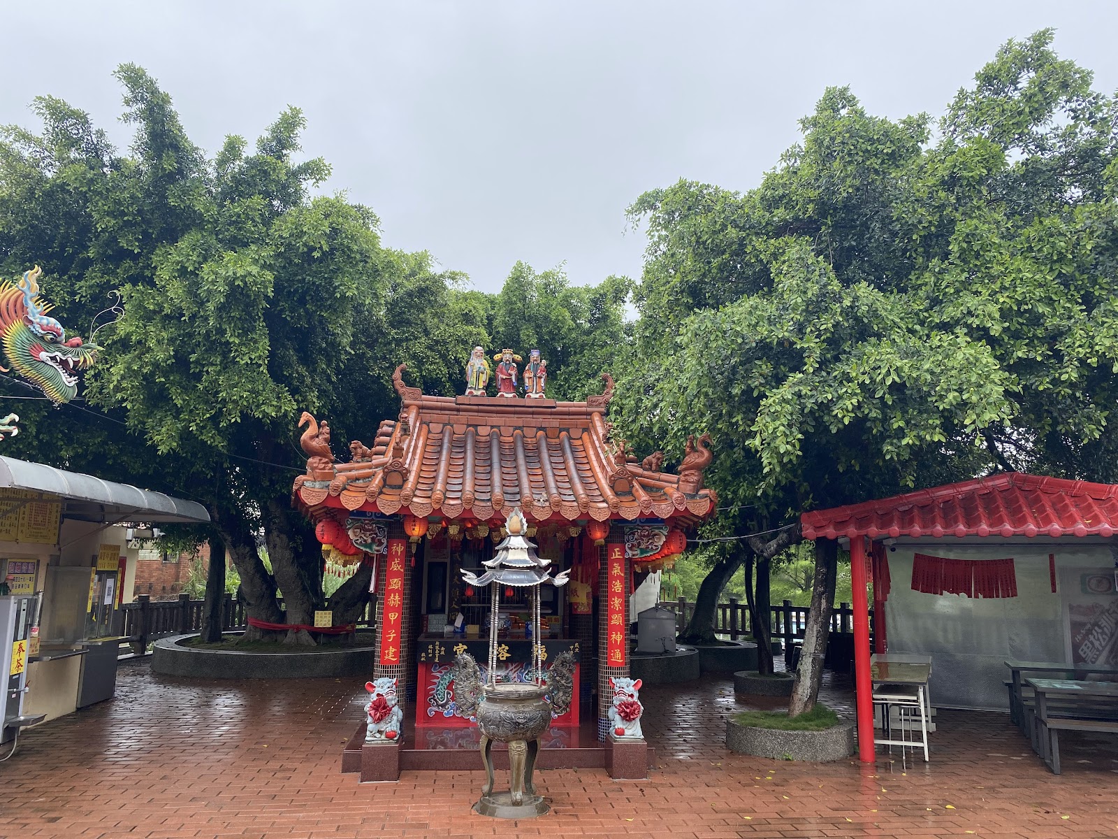 福榕宮百年榕樹下的土地公廟殿