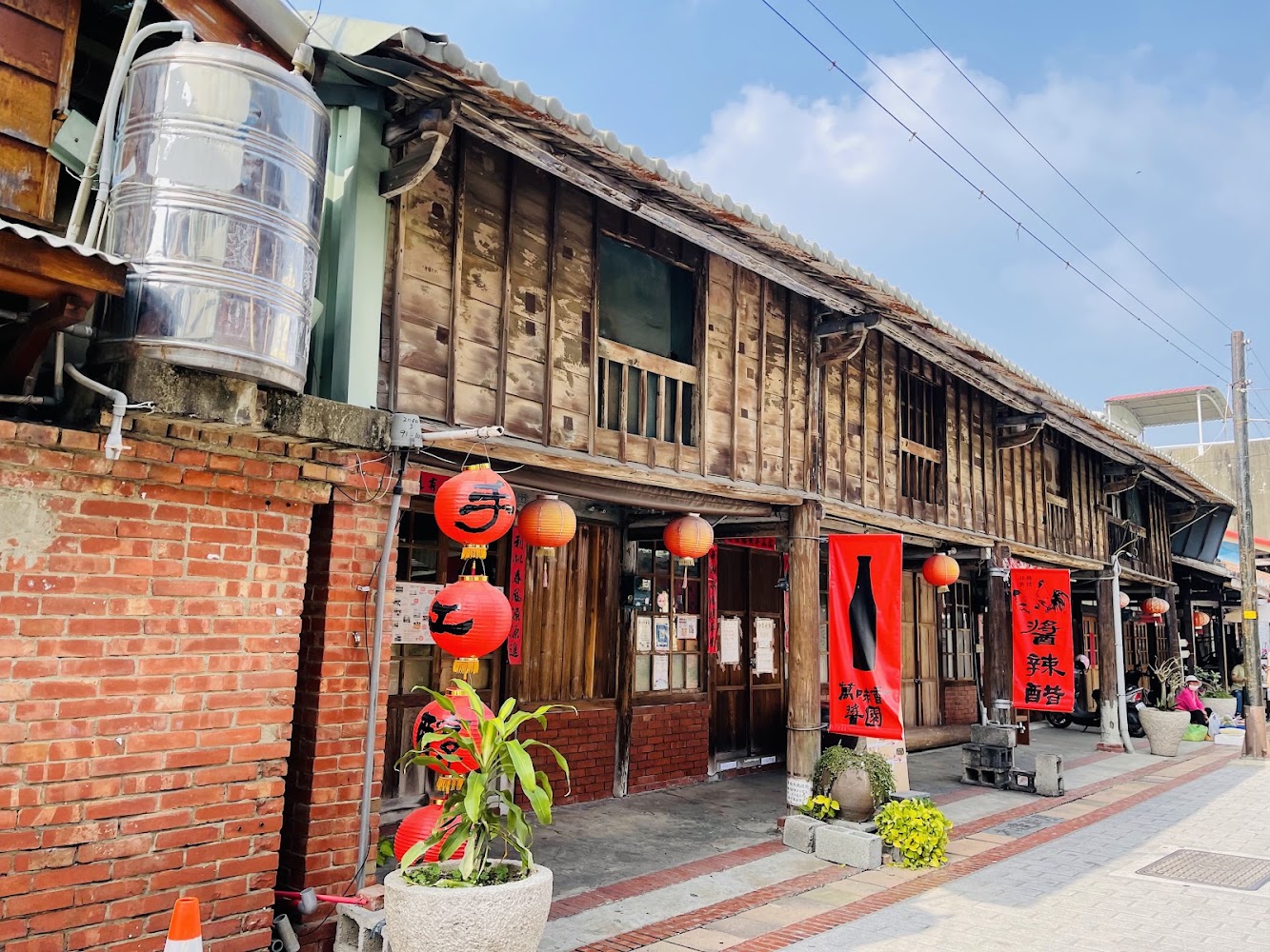 菁寮老街木造與紅磚老屋並列的街景