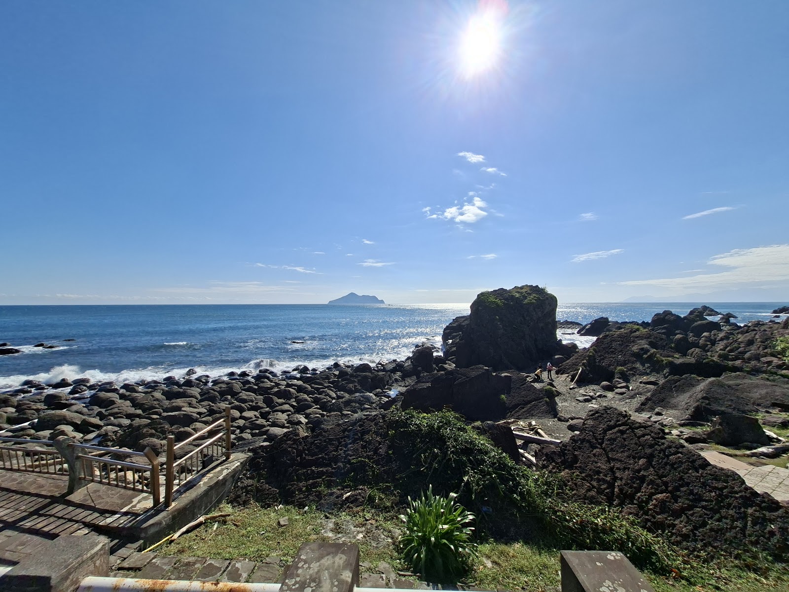 北關海潮公園旁豔陽礁岩海岸線