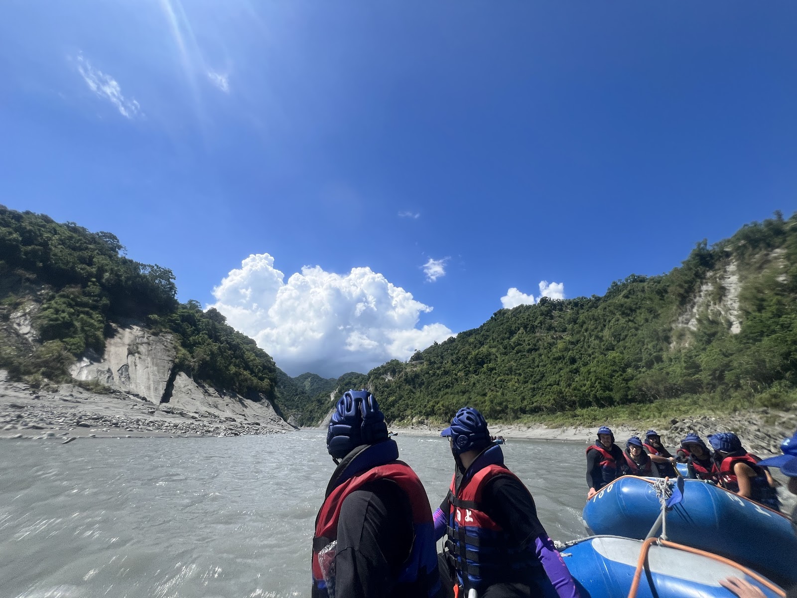 秀姑巒溪峽谷景觀,從橡皮艇上俯瞰壯麗大理石峭壁