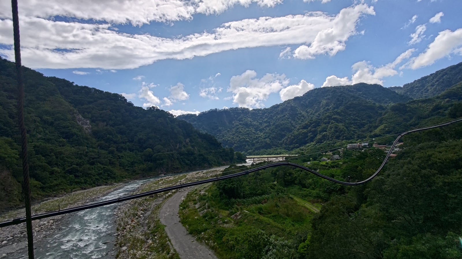 大安溪河谷全景俯瞰，蜿蜒山路與溪流，苗栗泰安象鼻古道景觀