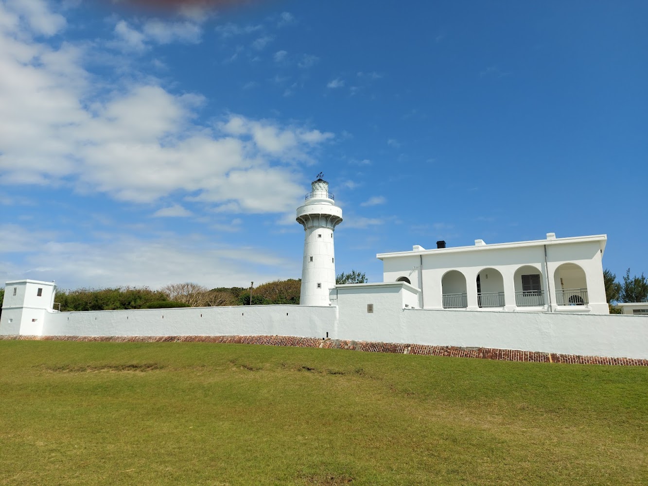 鵝鑾鼻燈塔白色建築與草地