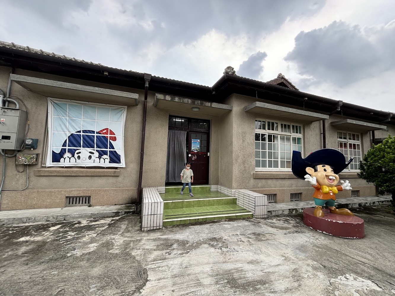 老式建築入口與乖乖公仔