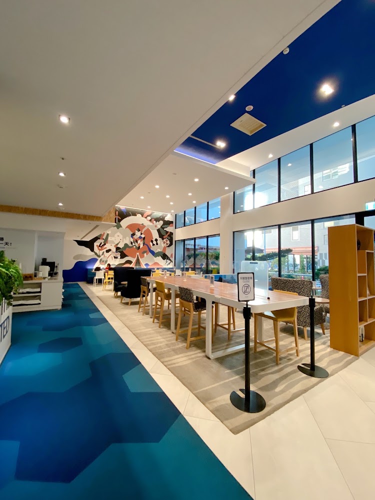 臺中逢甲智選假日酒店公共空間,有長桌與落地窗