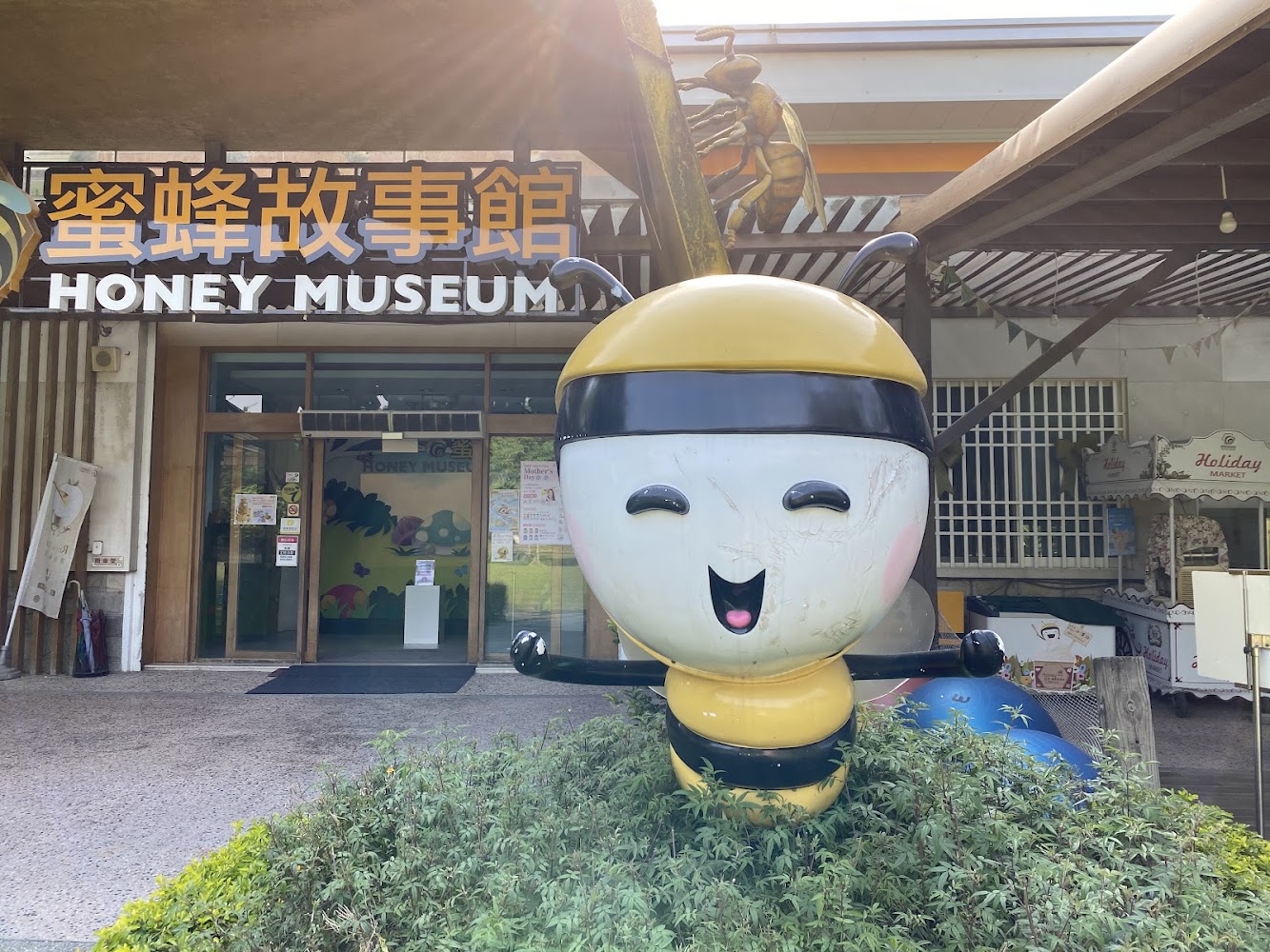 蜂蜜故事館門口,有大型卡通蜜蜂雕像與招牌