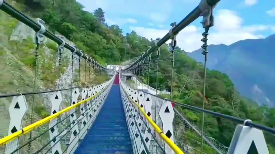 雙龍七彩吊橋藍色橋面與山景