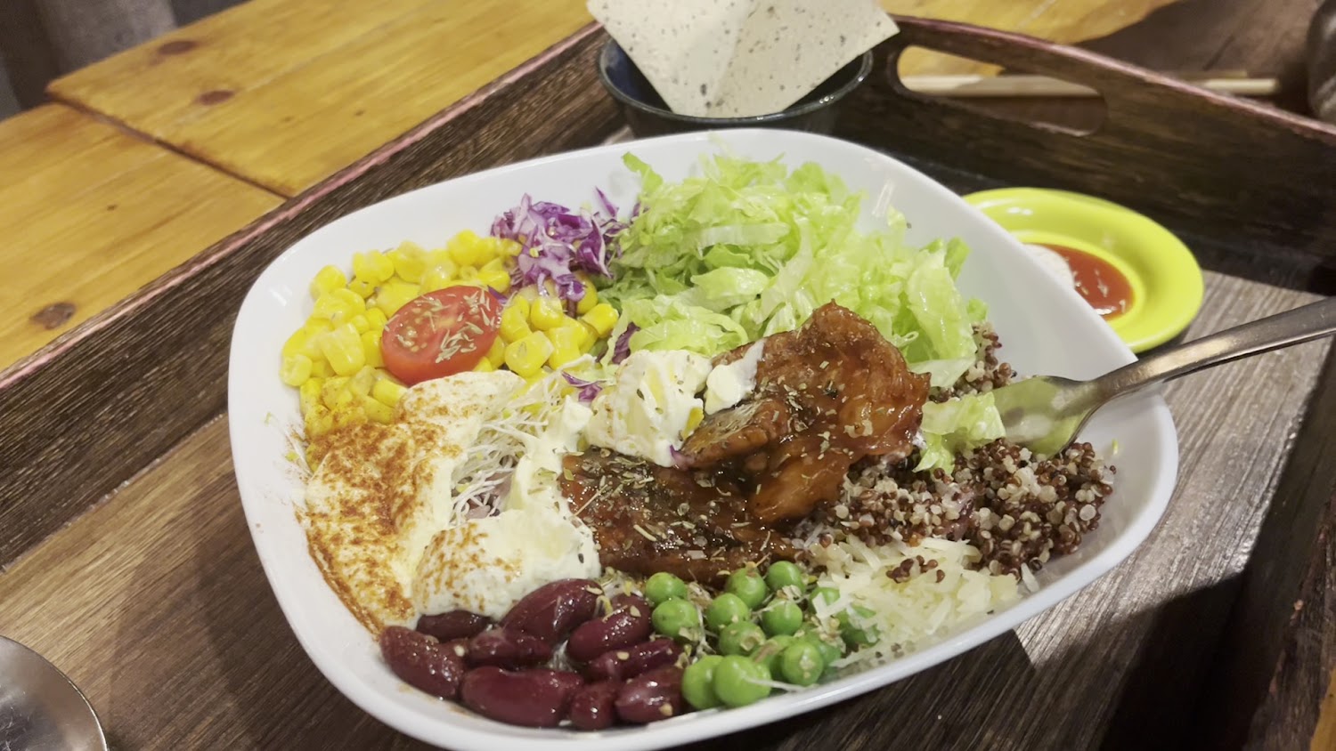 健康主食沙拉碗配烤雞肉