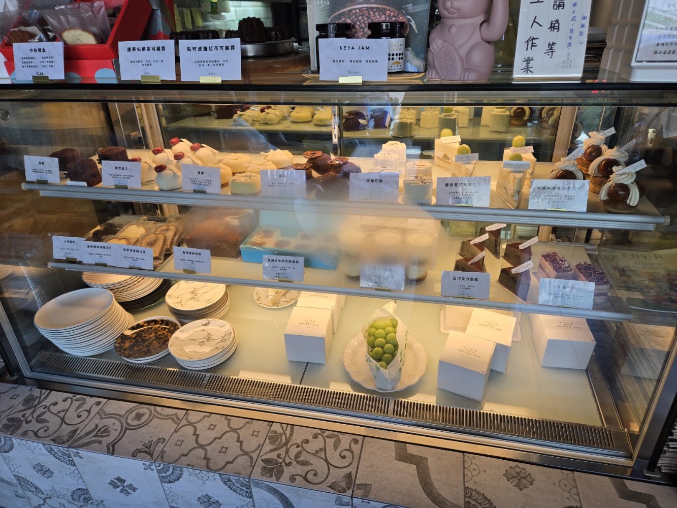 冷藏甜點櫃裡擺滿各式精緻蛋糕與泡芙糕點