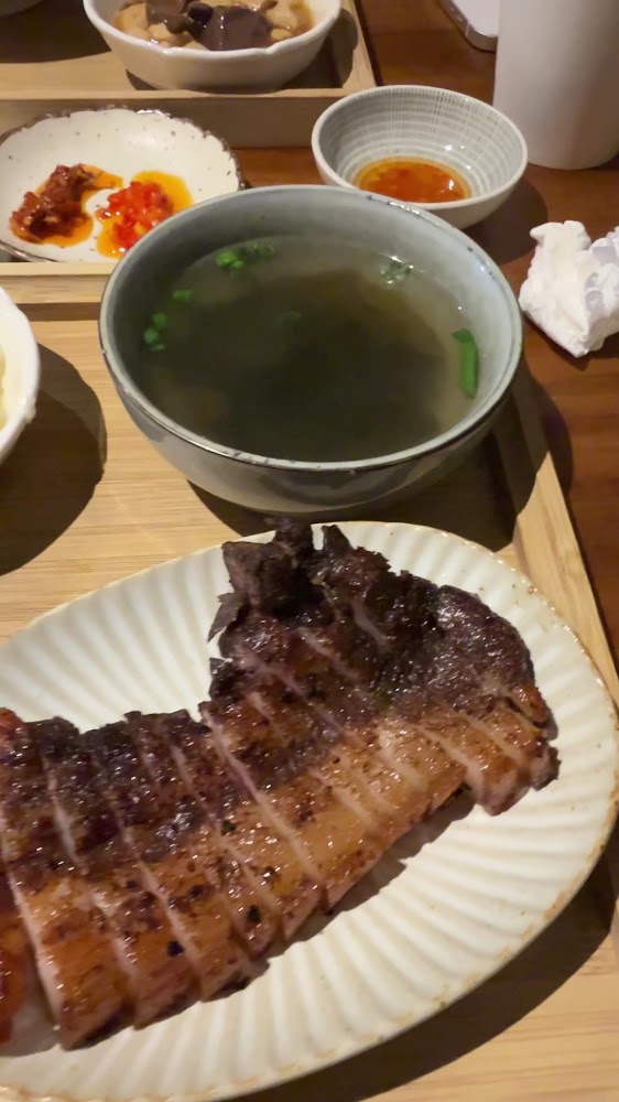 豬排套餐搭配清湯與小菜