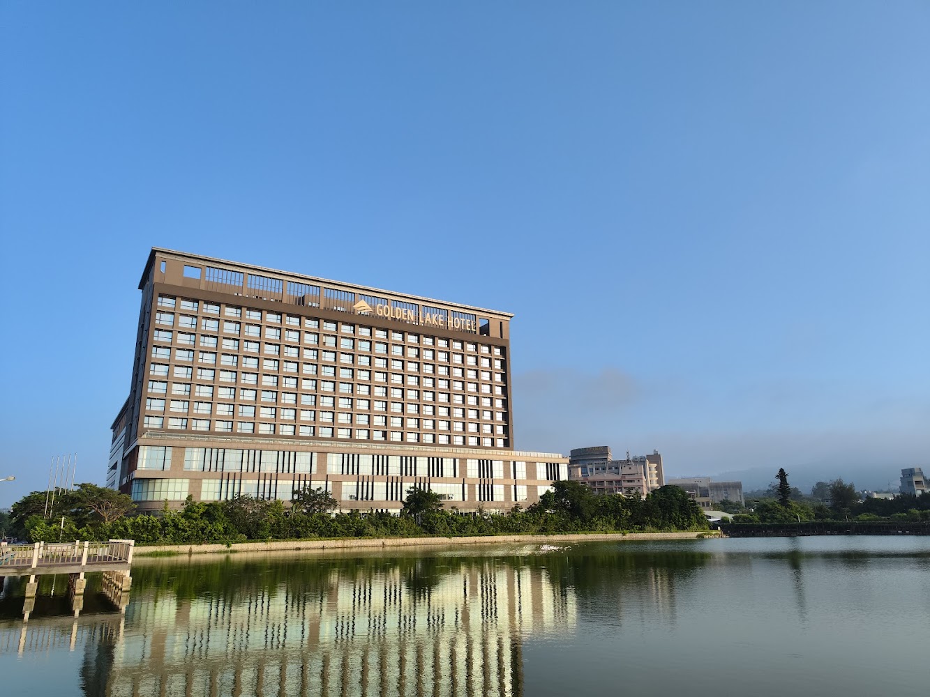 金湖飯店外觀與湖景