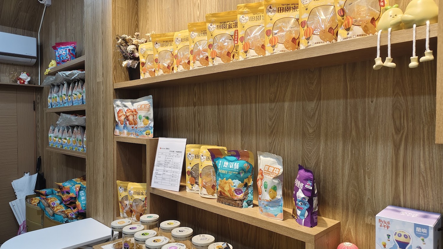 愛啵比地瓜酥店內木質陳列架
