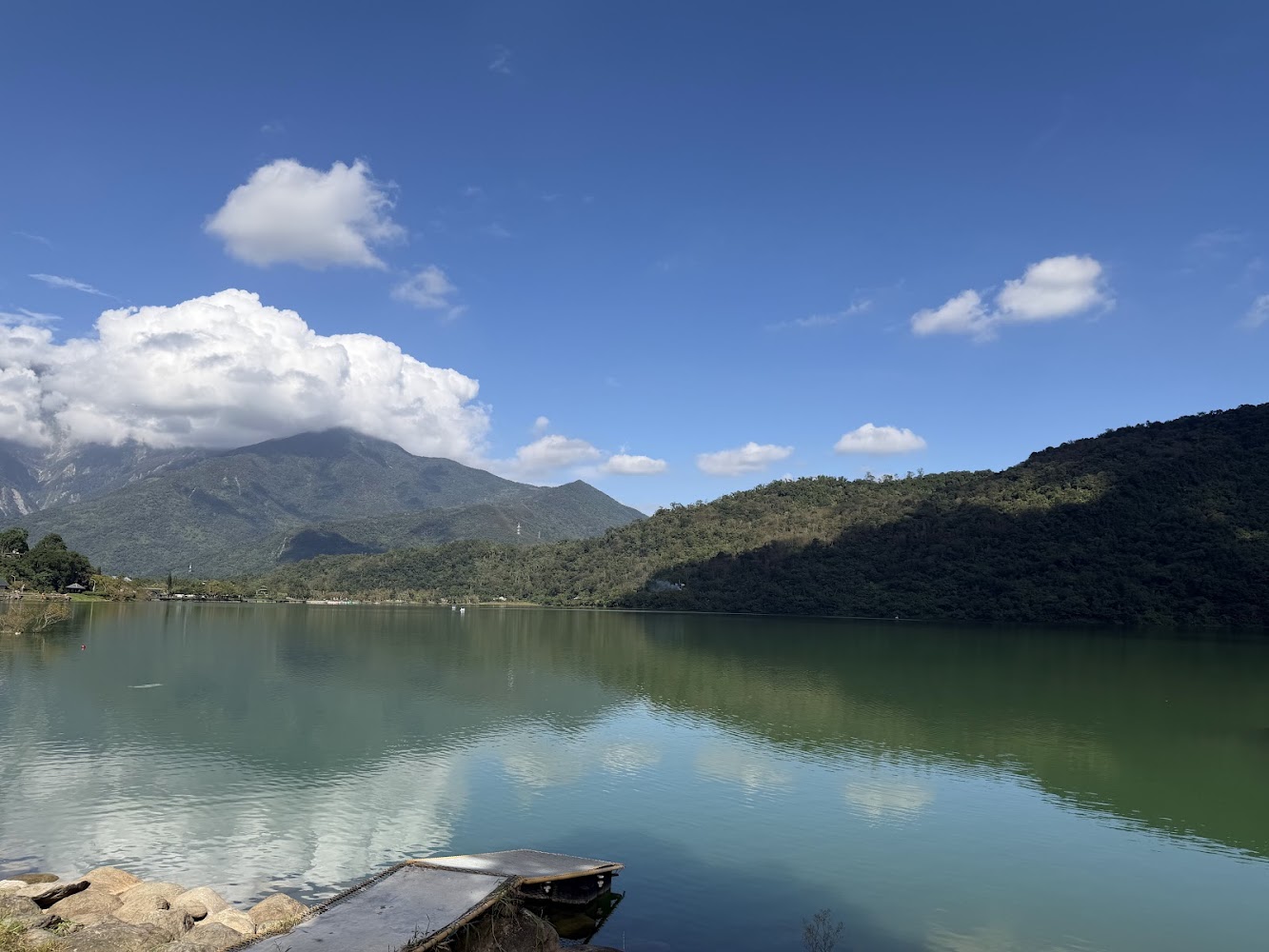 湖面倒映山景與藍天的鯉魚潭風景