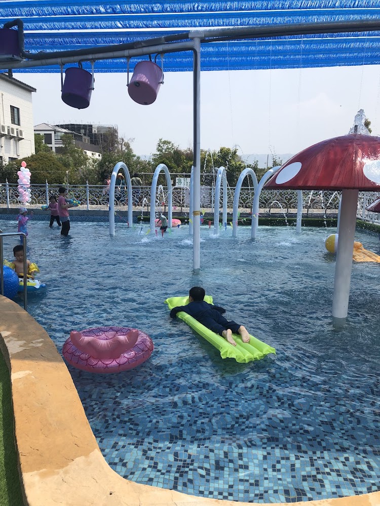 遮陽戲水池與兒童戲水設施