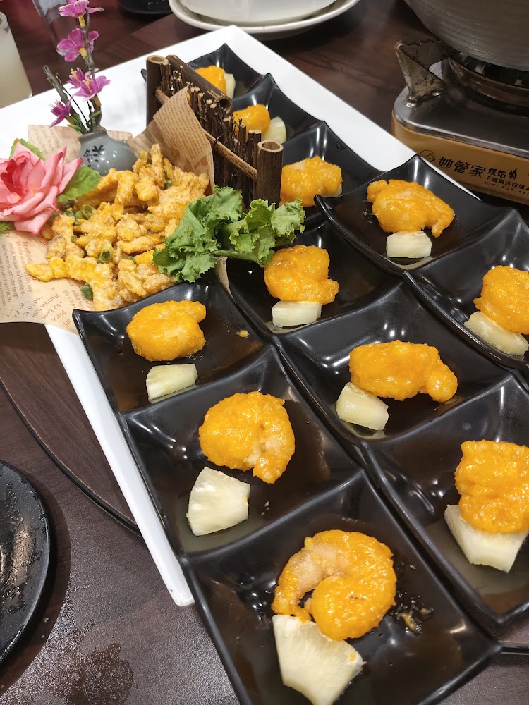 精緻擺盤的炸蝦鳳梨料理