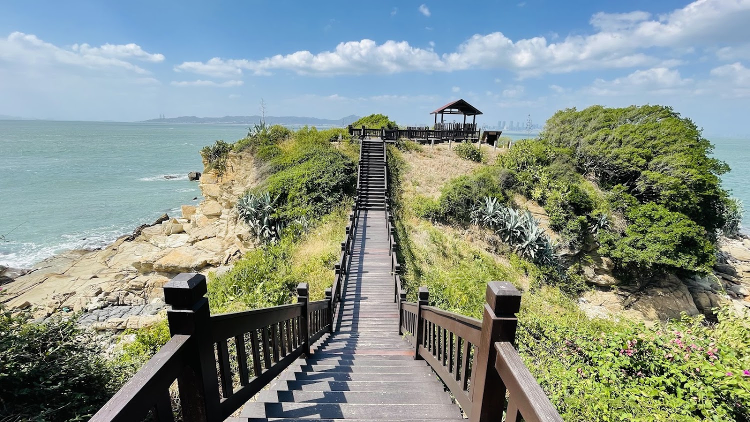 沙溪堡木棧道通往海邊涼亭