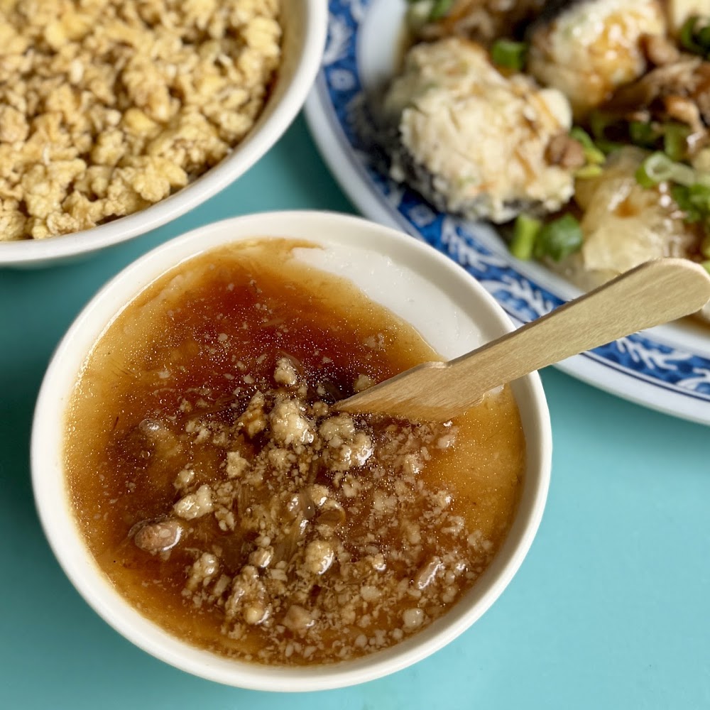 碗粿淋上肉燥與醬汁，呈現傳統台灣米食風味。