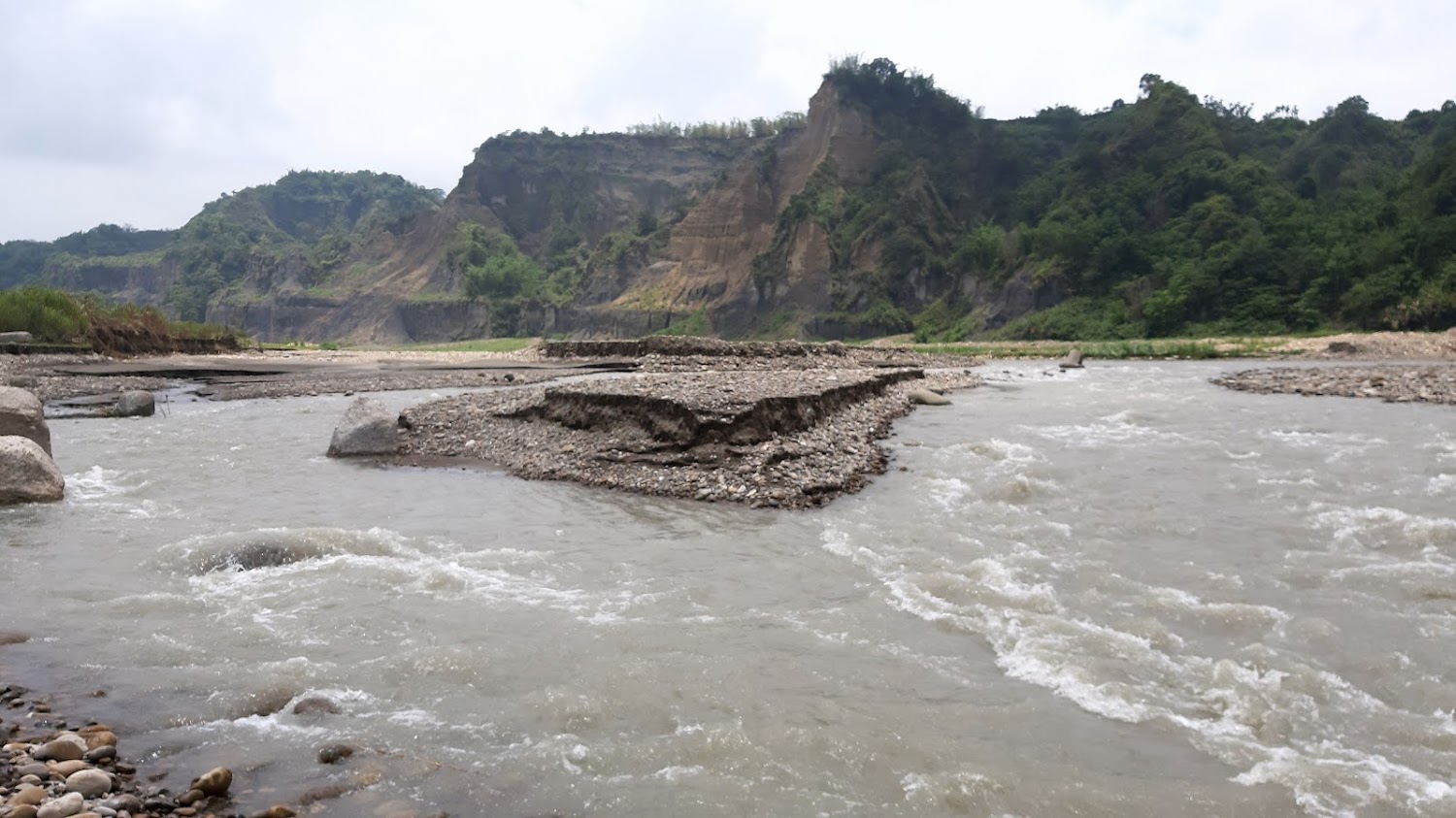 小黃山溪流與峭壁地貌景觀
