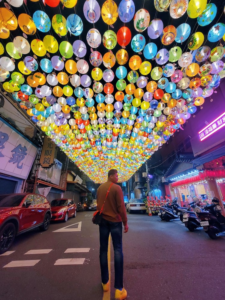 太平老街高掛彩色燈籠的街景