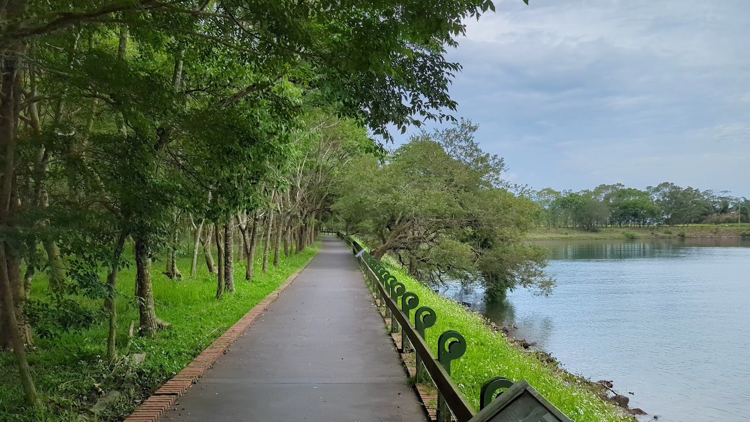 月牙灣湖畔小道與寧靜湖景