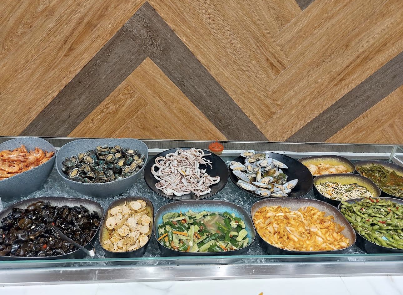 海鮮冷盤區有蝦貝類魷魚與涼拌菜
