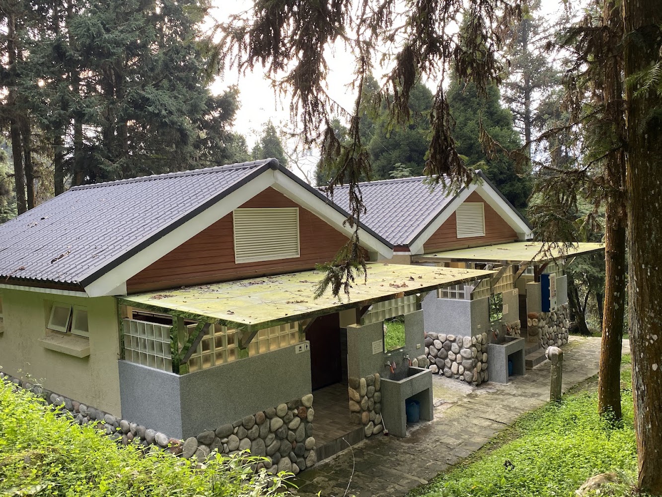 溪頭露營區公共建築與洗手台水龍頭