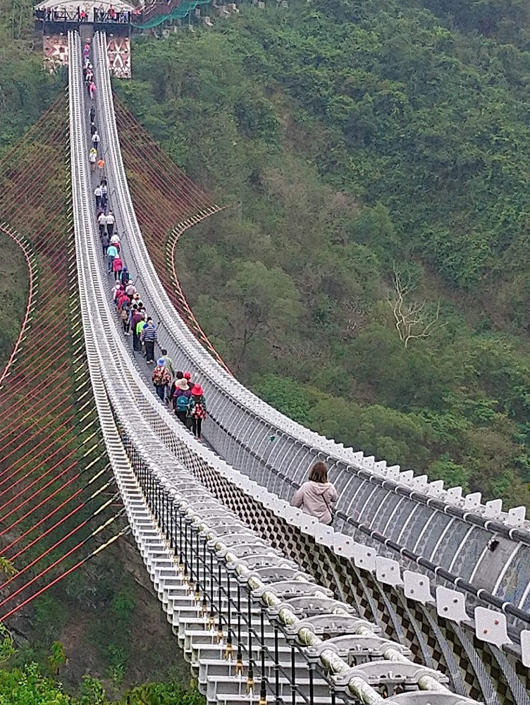 山川琉璃吊橋橋面遊客景象