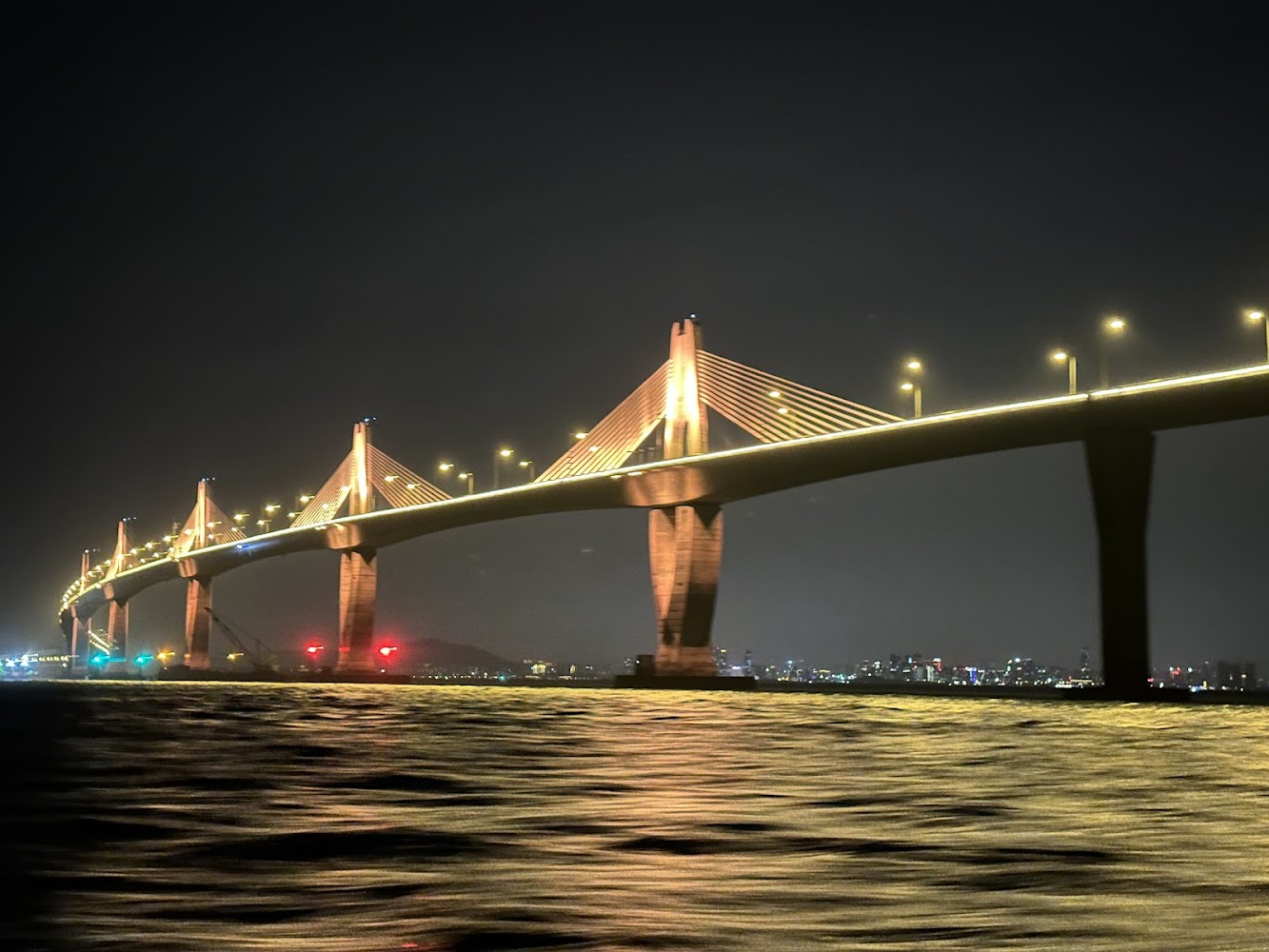 夜間點燈的金門大橋