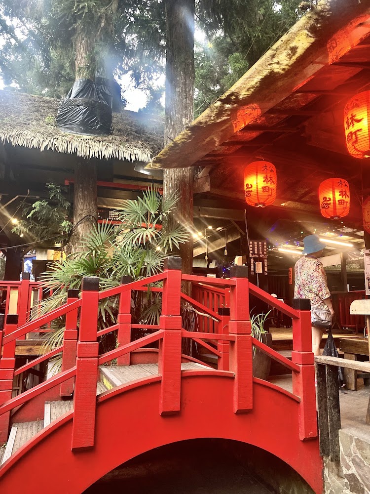 紅色拱橋與日式燈籠樹林景觀